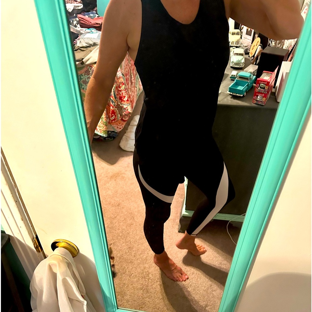 Athleta Salutation Stash pocket Leggings Black and White EUC